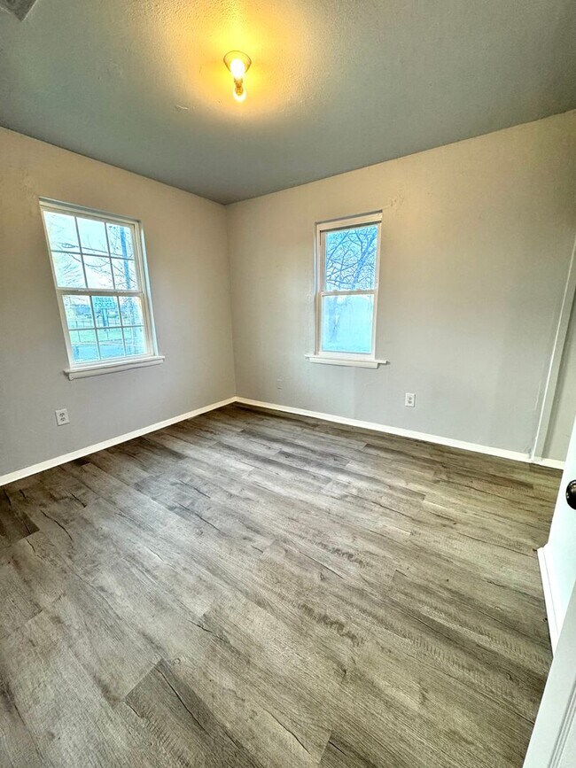 Building Photo - 4 Bedroom 1 Bath home