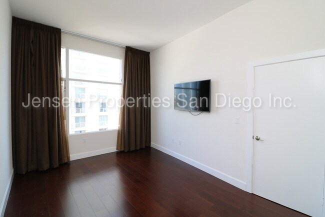 Building Photo - 530 K St