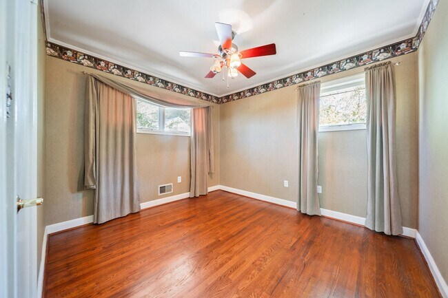 Foto del edificio - Cozy 4-Bedroom 2 bath home. MOVE -IN BY 12/31 AND RECEIVE HALF OFF FIRST MONTH'S RENT!!!!!!!