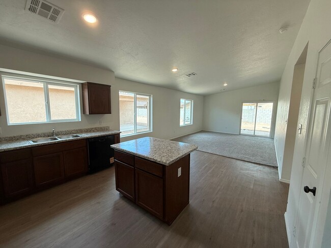 Building Photo - BRAND NEW 4 Bedroom in Desert Sands!