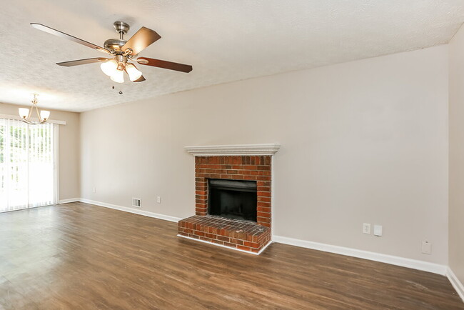 Building Photo - 2940 Valley View Dr