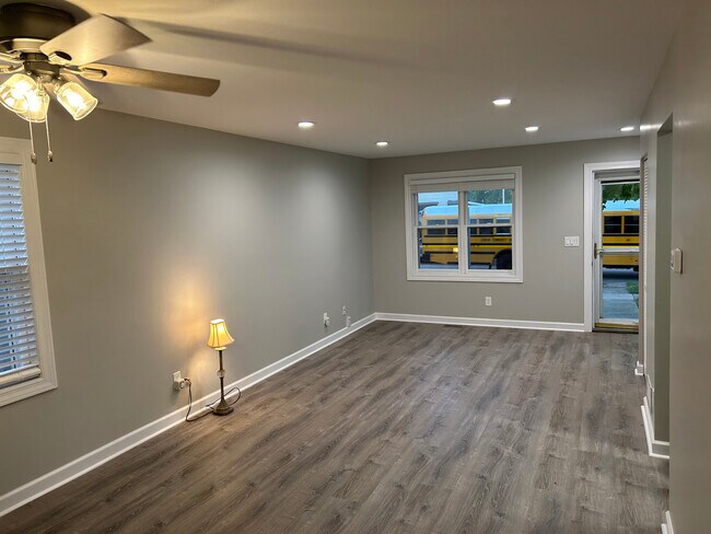 Foto del edificio - 1017 Britta Ln