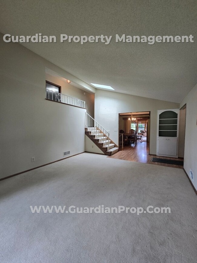 Building Photo - Available now! Spacious Shoreview Home, En...