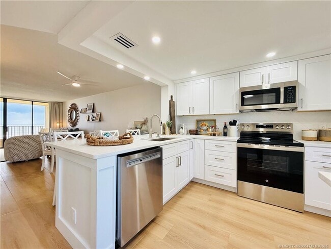 Building Photo - 7370 S Ocean Dr