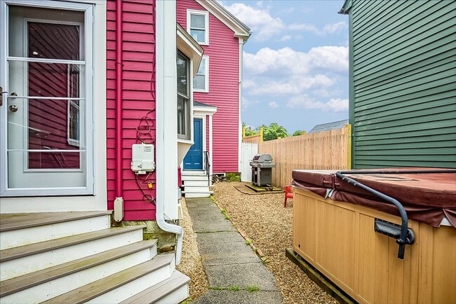 Building Photo - 18 Watson St