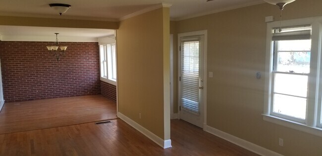 Foto del edificio - 211 Oak Leaf Dr