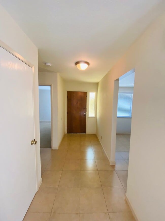 Building Photo - Spacious Townhouse in the Desired Bancroft...