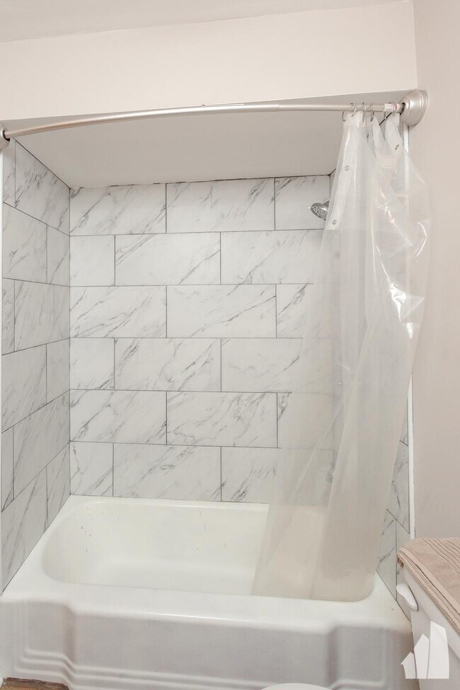 Building Photo - 2 bedroom in Chicago IL 60626