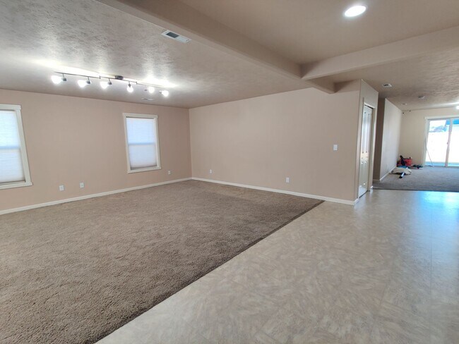 Building Photo - Great West Pasco Location with Updates thr...