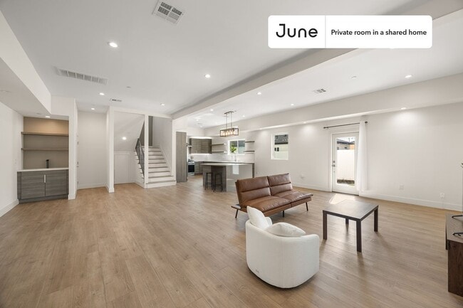 Building Photo - Private bedroom in 4 bed/4 bath Home