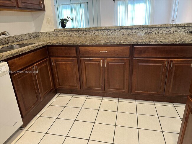 Foto del edificio - 8121 SW 24th Ct