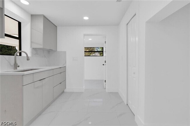 Building Photo - 356 New York Dr