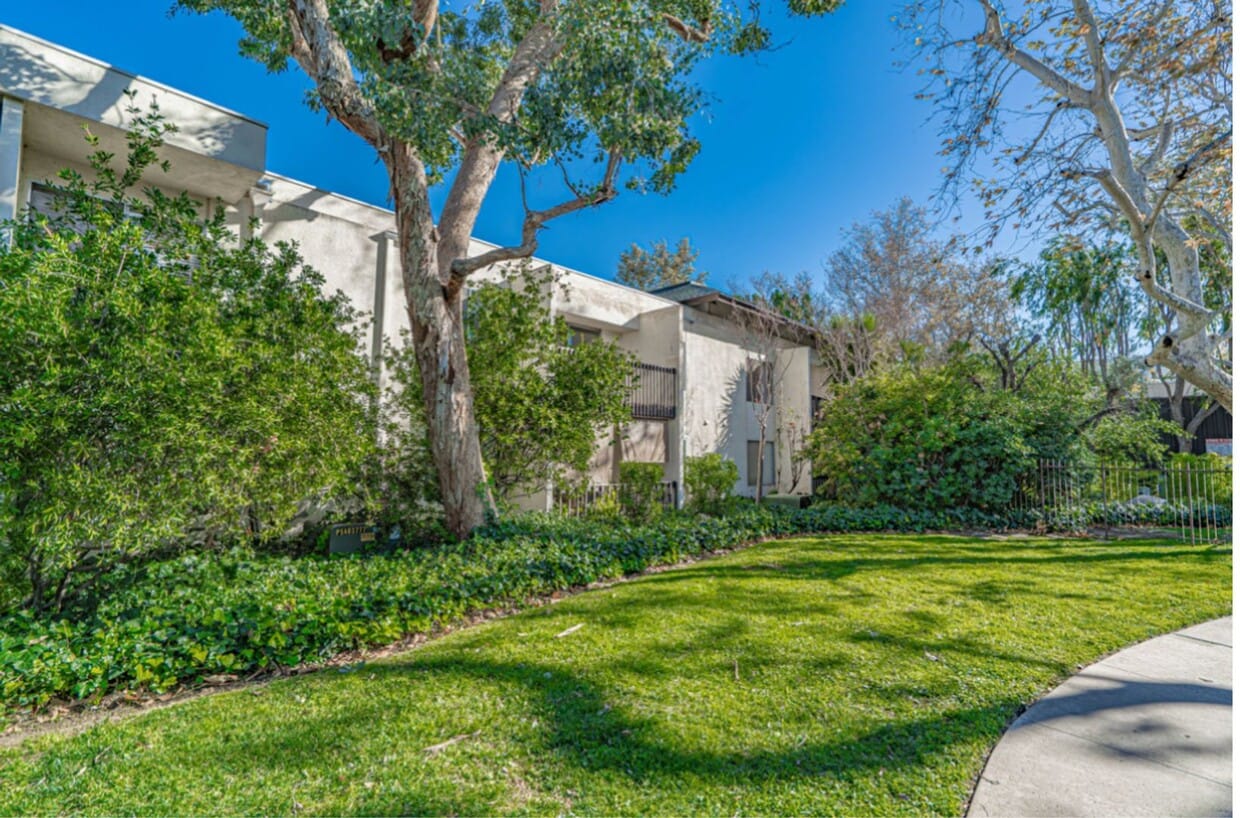 Primary Photo - Charming 2-Bedroom Condo with Community Po...