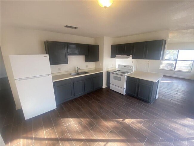 Foto del edificio - Spacious 3/2 duplex with a garage