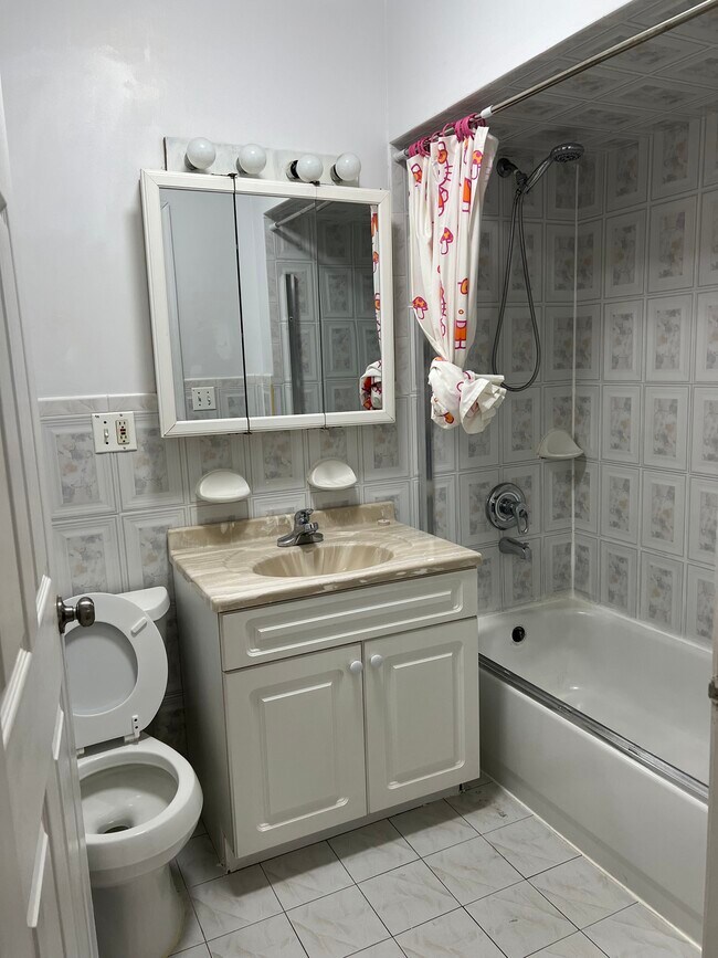Baño principal - 1761 63rd St