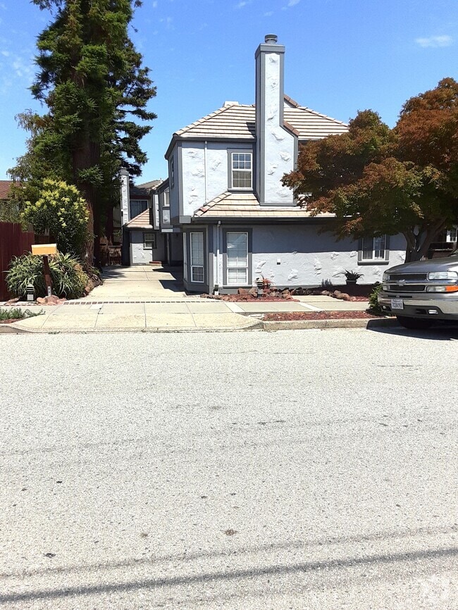 Building Photo - 40 Palm Ave