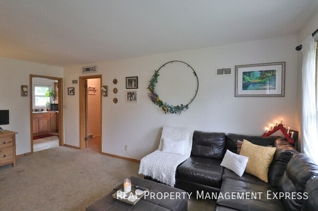 Building Photo - Spacious 1 bedroom 1 bathroom in a great n...