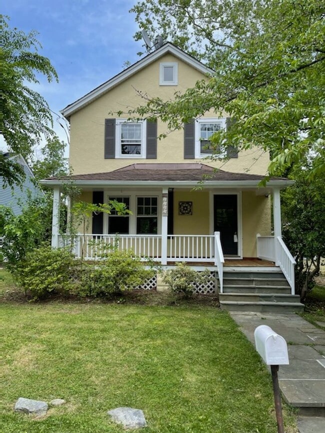 Building Photo - Beautifully updated single family home in ...