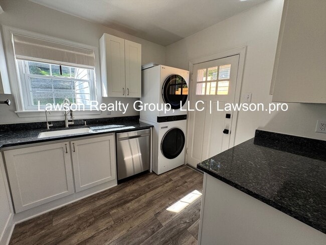 Foto del edificio - Updated, Cozy Two Bedroom Home in Wasena!