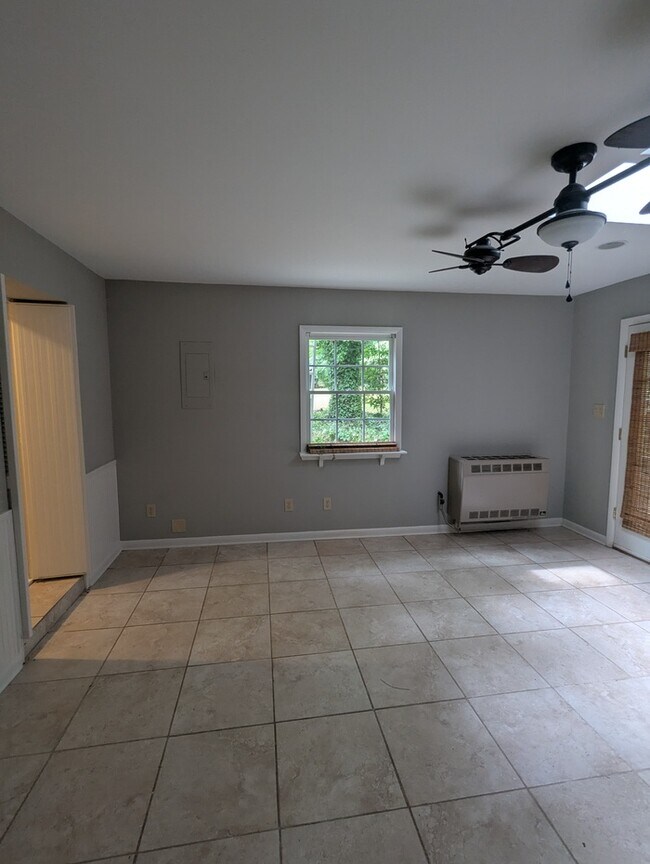 Building Photo - 23 S Circle Dr