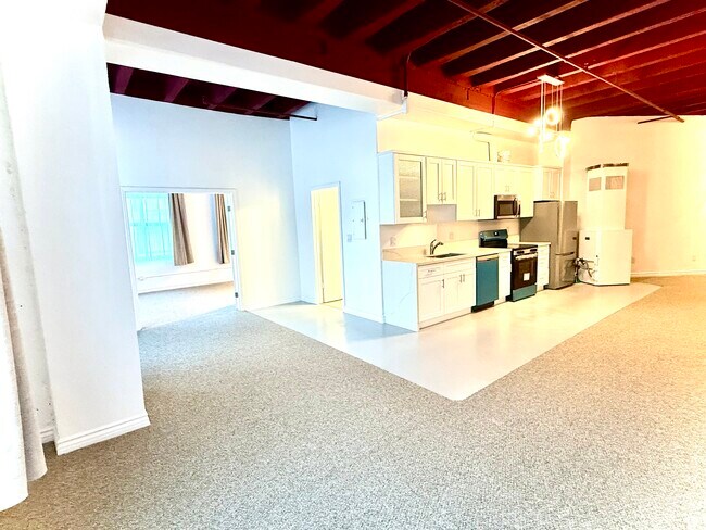 Foto del edificio - 312 W 5th St