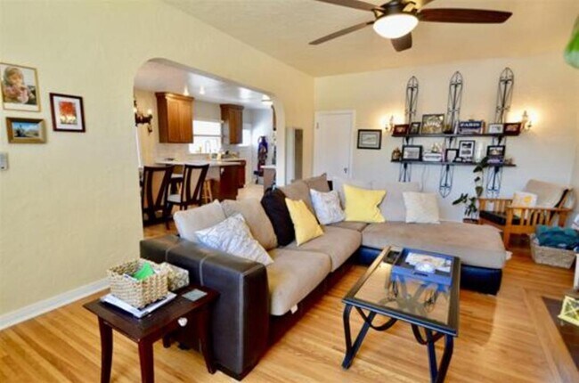 Fotografía del edificio - 4770 Bancroft St