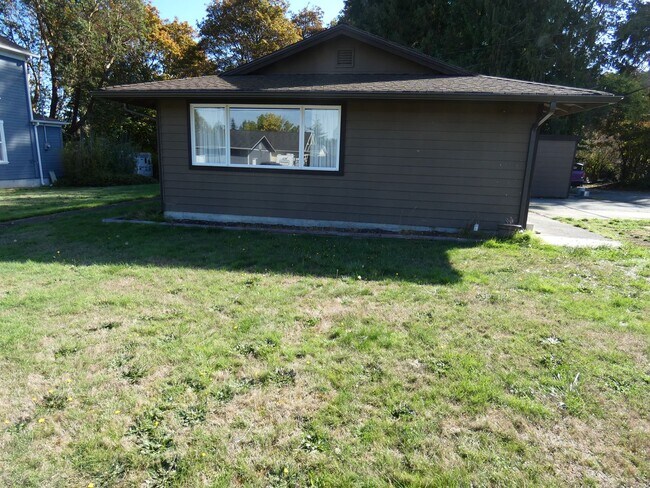 Foto del edificio - APPLICATION PENDING - Tastefully Maintained Charmer
