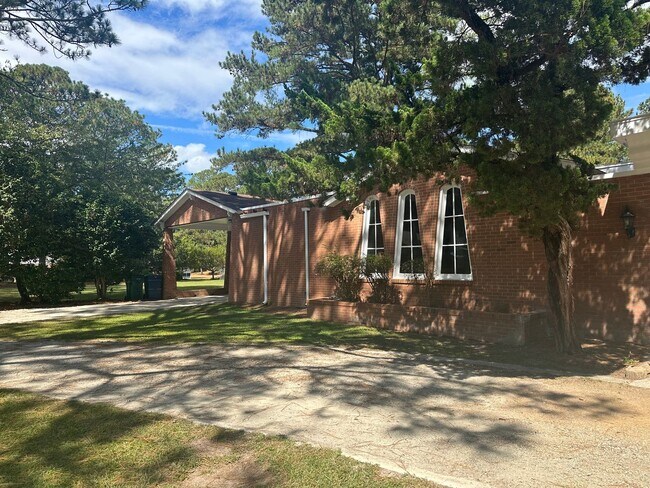Foto del edificio - Fully Renovated Home with Unmatched Character