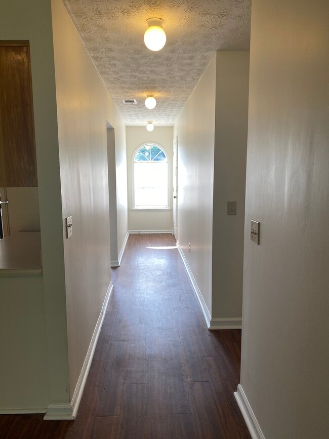 Entry - 1963 Bluff Ct