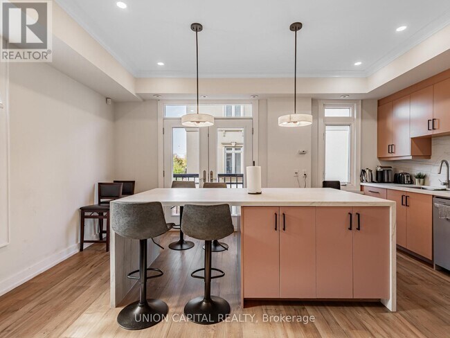 Building Photo - 60 Carr St