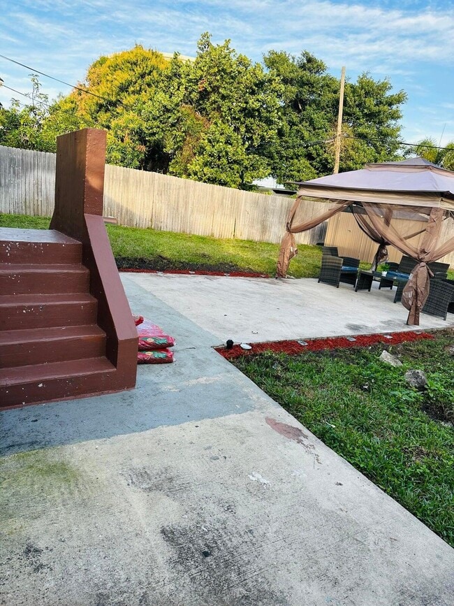 Building Photo - 833 Briggs St