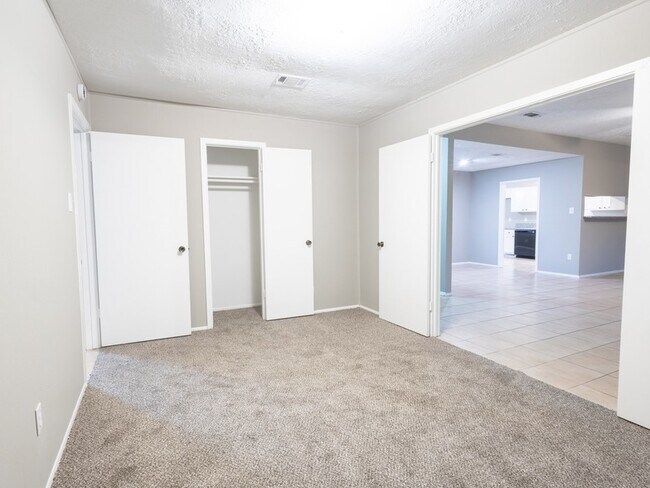 Building Photo - 6542 Bridgegate Dr