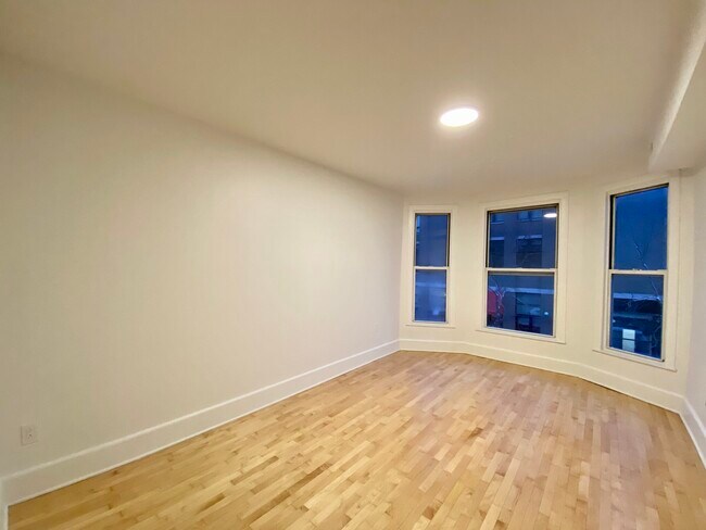 Foto del edificio - 1670 W Division St