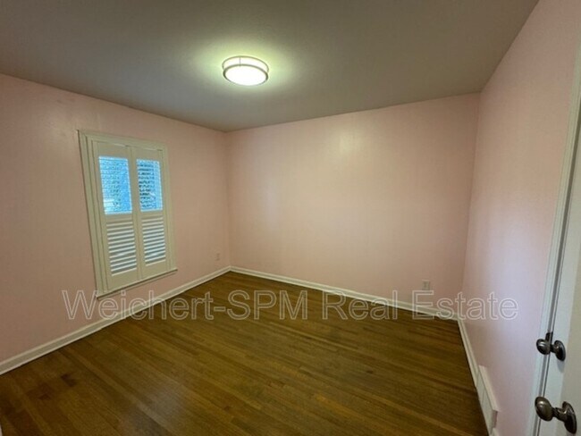 Foto del edificio - 1592 W Crestwood Dr