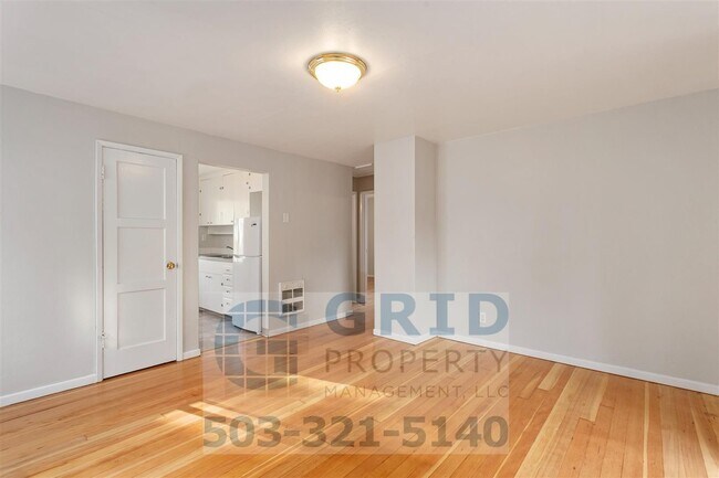 Building Photo - Charming 2BR House with Garage & Private Patio in Vancouver!