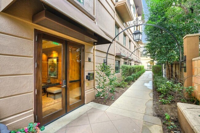 Secure Entrance - 618 Walnut St
