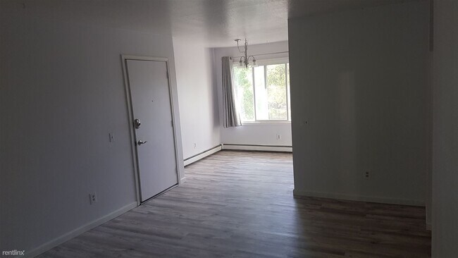 Building Photo - 2 br, 1 bath 4plex - 3807 Carleton Ave