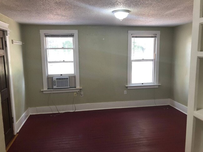Building Photo - Cute Cottage Close to Downtown!