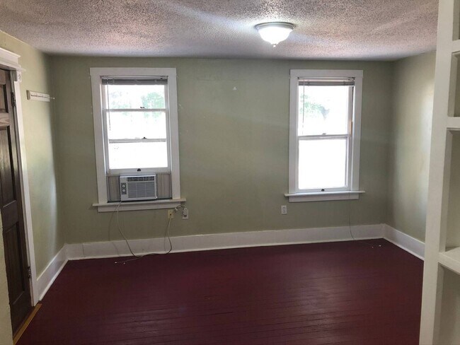 Foto del edificio - Cute Cottage Close to Downtown!