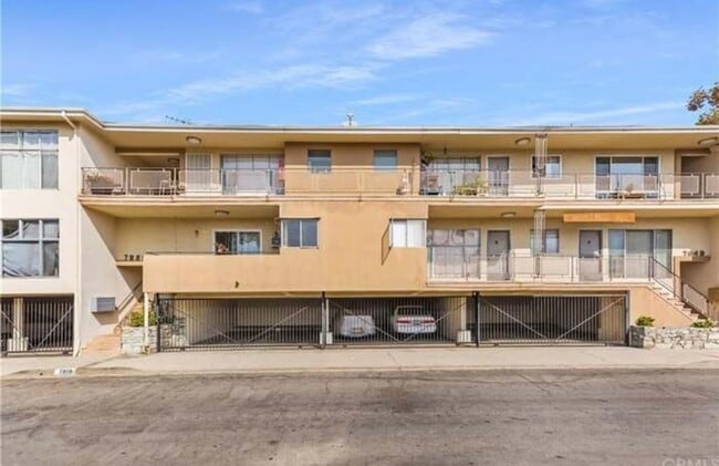 Building Photo - 7959 Romaine St