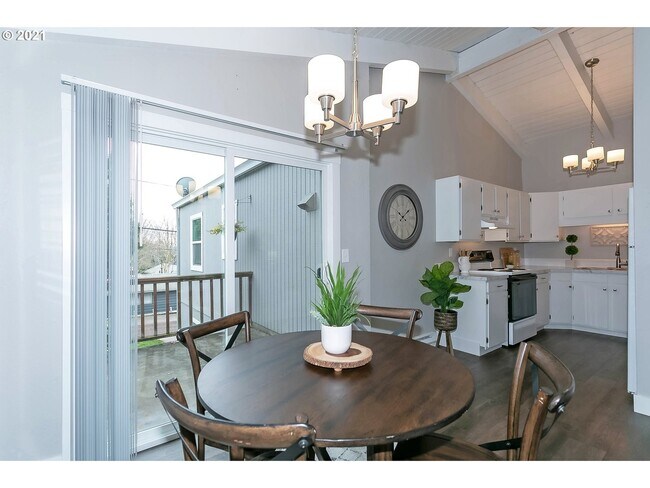 Comedor, cocina y terraza - 615 6th St