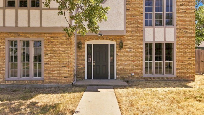 Building Photo - 2508 Memorial Dr