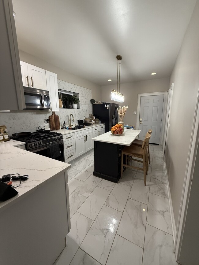 Building Photo - 2230 N Mulligan Ave