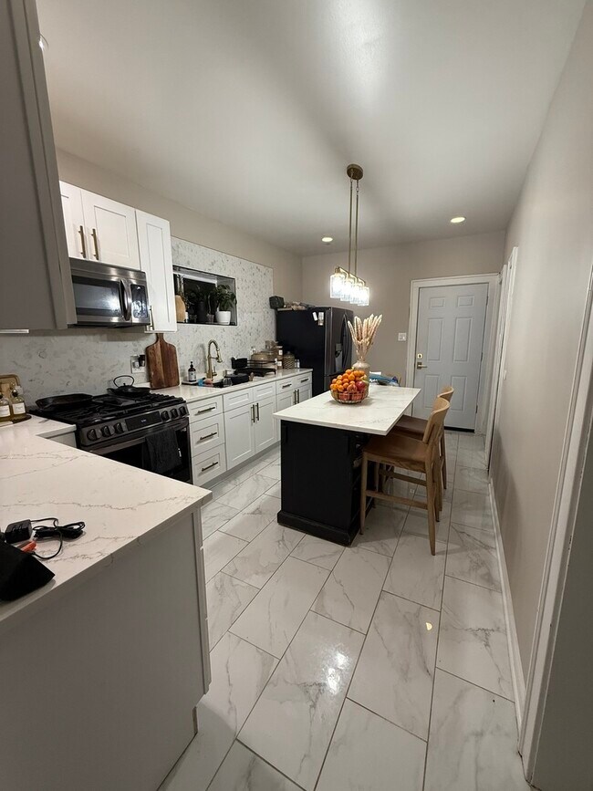 Foto del edificio - 2230 N Mulligan Ave