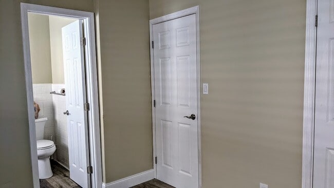 Puerta izquierda al baño, puerta derecha a la sala de estar - 130 17th St N