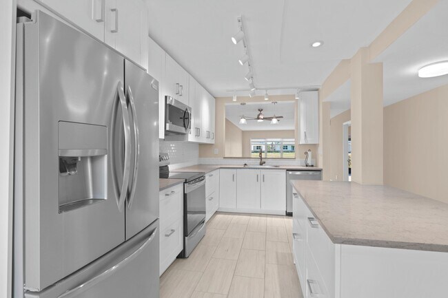 Building Photo - 5760 Princess Palm Ct