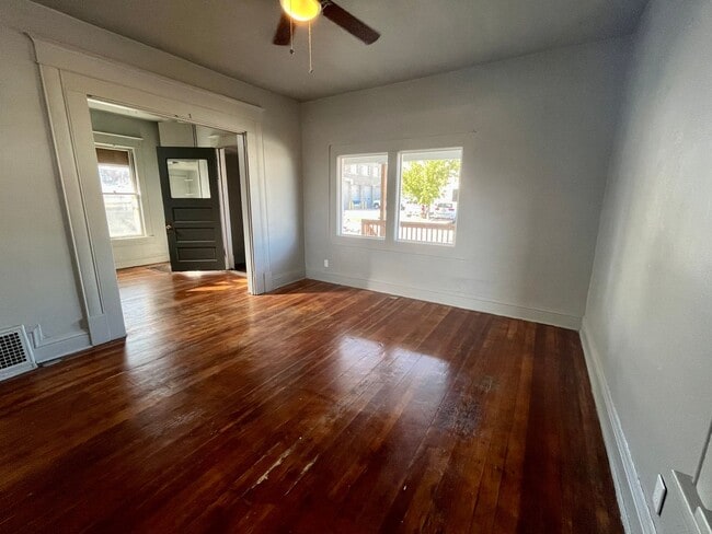 Building Photo - 3 bedroom / 2 bath home!