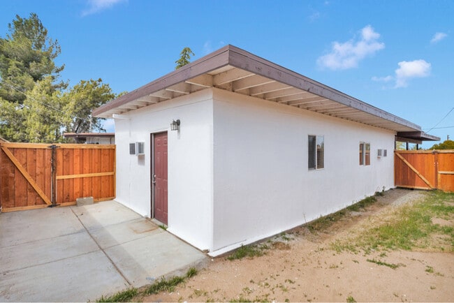 Building Photo - 17637 Sultana St