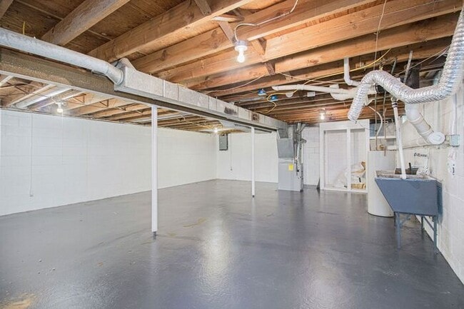 Building Photo - $1349- 2-bedroom duplex with spacious basement!