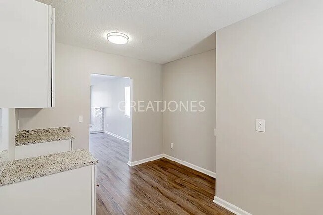 Foto del edificio - 8225 Rugby Ave